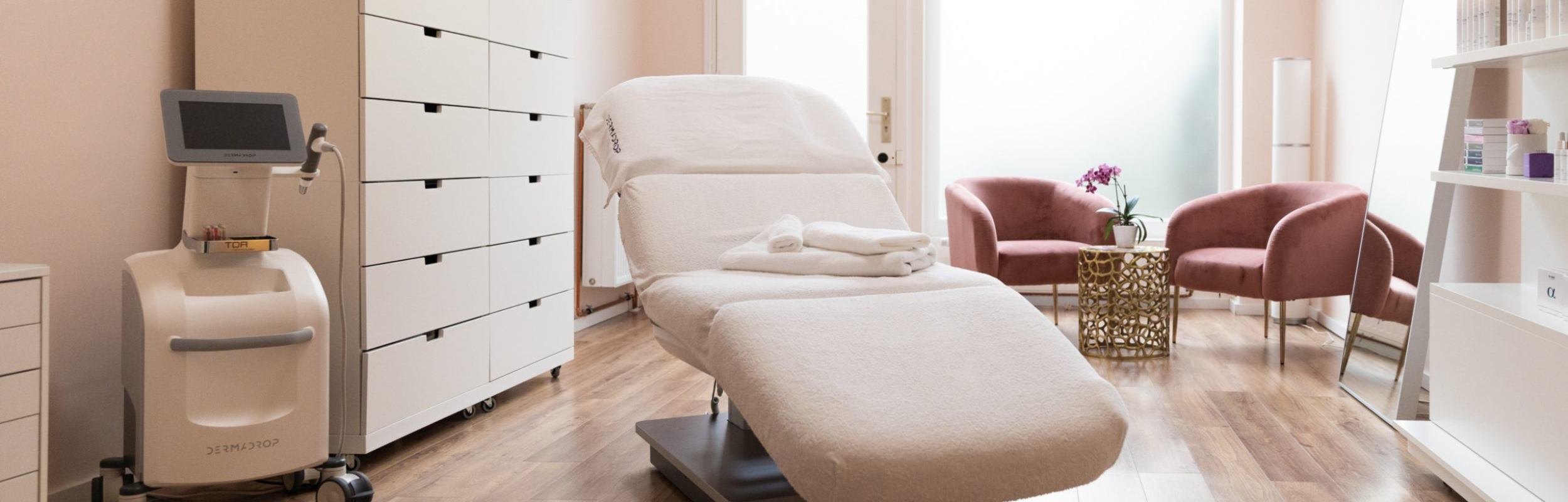 Empfangsbereich eines modernen Kosmetikinstituts.