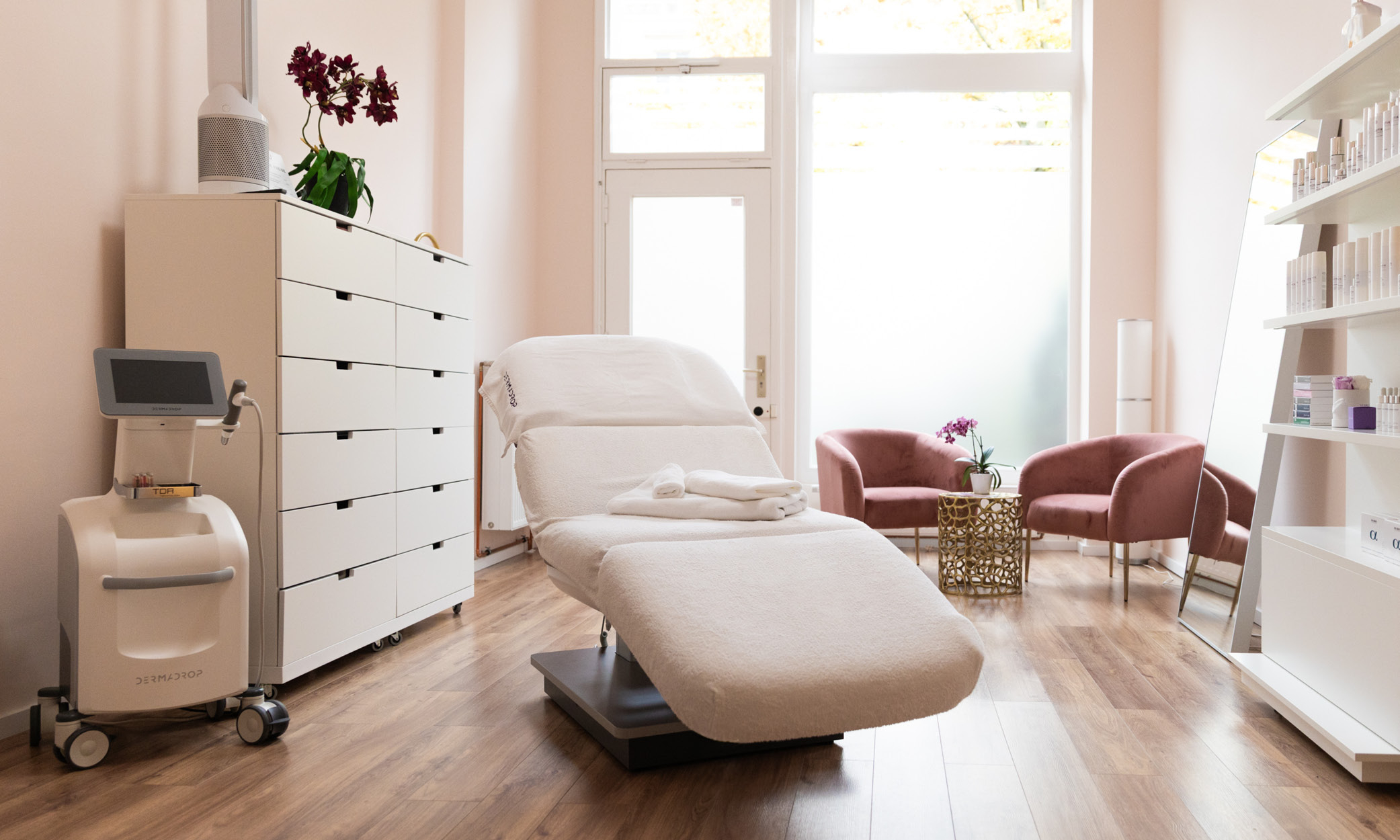 Verkaufsbereich mit Produkten und Beratungstheke.