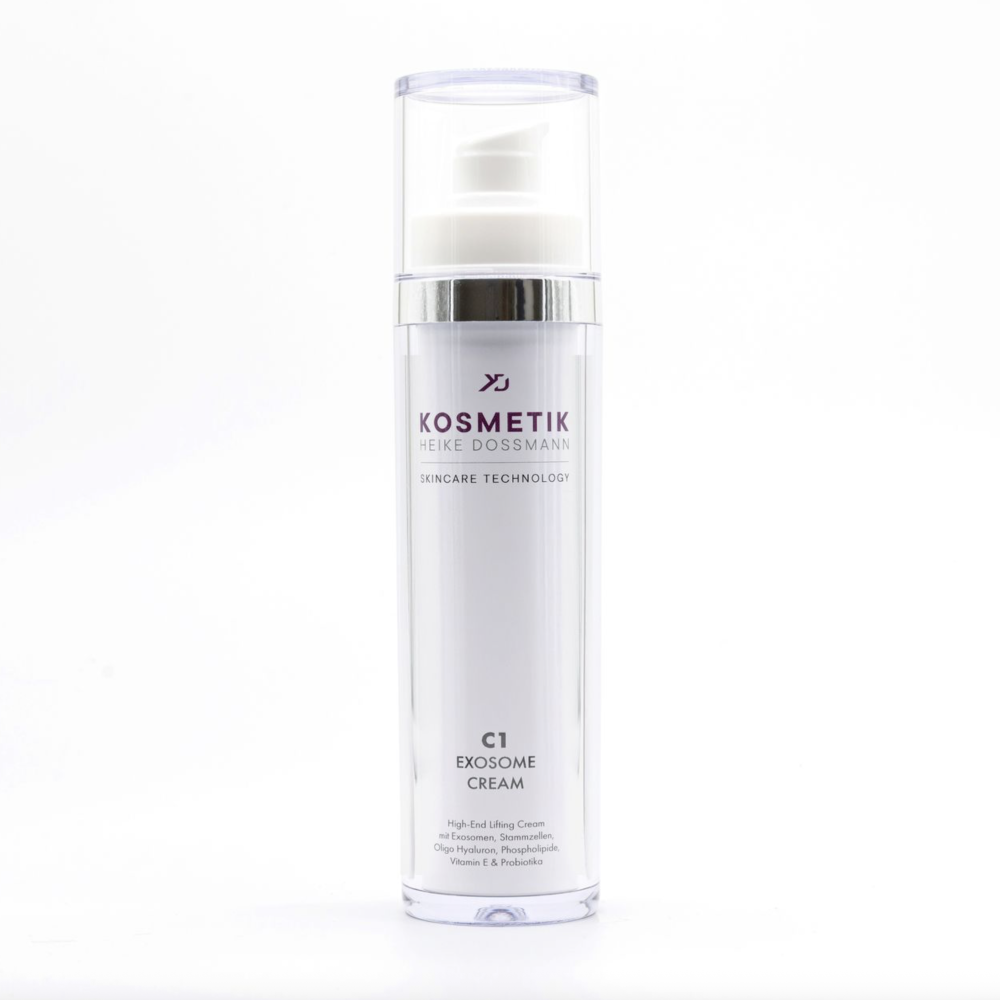 Frau mit hochgestecktem Haar und nackten Schultern blickt leicht gedreht